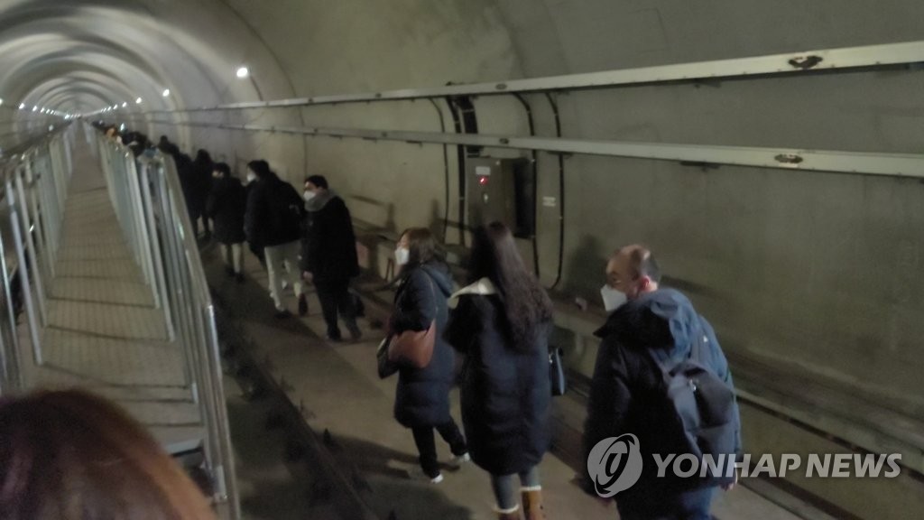 김포도시철도에 1시간 갇혔다 선로로 대피하는 승객들