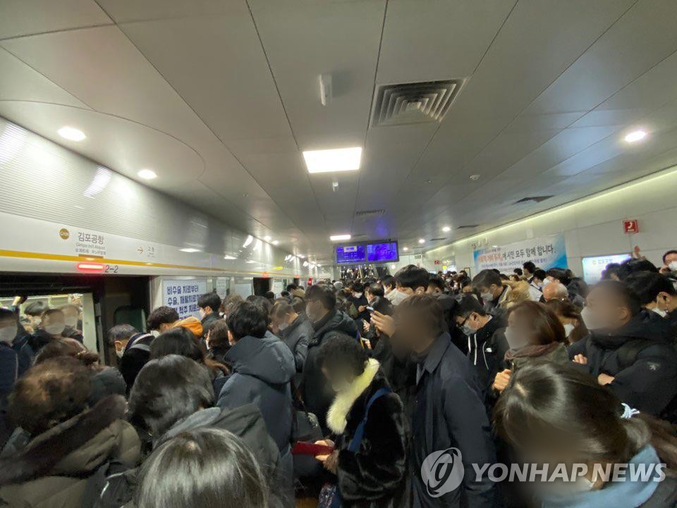 김포도시철도 운행 장애로 1시간째 멈춰…퇴근길 불편