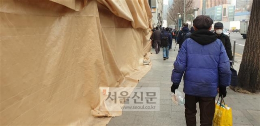 지난 11일 서울 용산구 서울시립 무료급식장 ‘따스한 채움터’를 찾은 노숙인들이 도시락을 받지 못하고 발길을 돌리고 있다. 김주연 기자 justina@seoul.co.kr