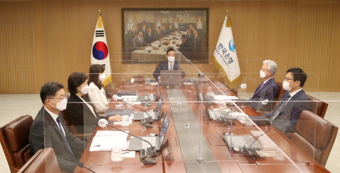 한국은행 금융통화위원들이 26일 통화정책 방향에 대해 논의하고 있다. [사진 = 한국은행]