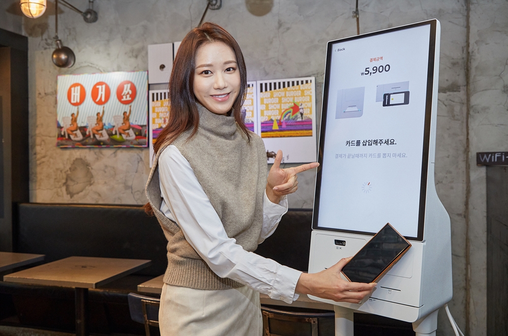 삼성전자 모델이 서울 성동구에 위치한 햄버거 전문점 '버거쇼'에 설치된 신제품 '삼성 키오스크'를 소개하고 있다.