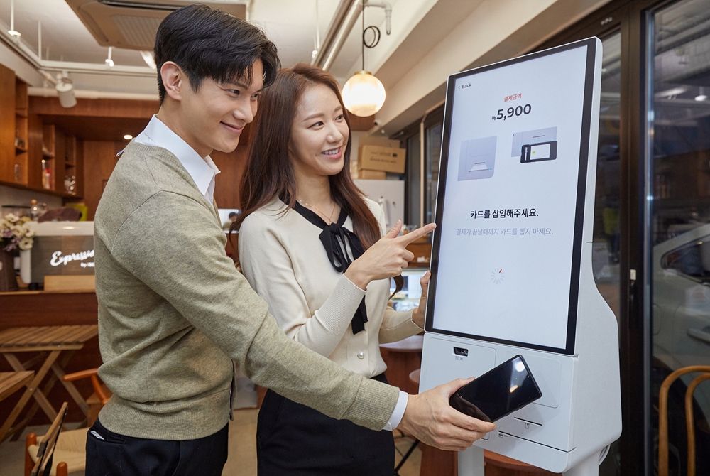 삼성전자 모델이 서울 영등포구에 위치한 카페 '보은하다'에 설치된 신제품 '삼성 키오스크'를 소개하고 있다.