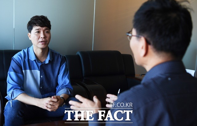 박수홍은 아들만 셋인 집안의 3형제 중 둘째다. 사진은 지난해 서울 마포구 더팩트 사옥에서 진행된 인터뷰 당시. /배정한 기자