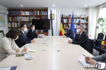 "중국인이 한국인 뺨 때려 즐겁다" 글에 '웃겨요' 누른 벨기에 대사관