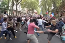 오늘자 프랑스 시위대간 패싸움.gif