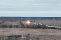 대공 미사일로 러시아 헬기 격추하는 우크라군.mp4