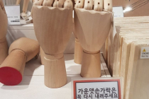 가운데 손가락은 다시 꼭 내려주세요.jpg