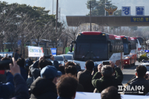 '무사히 일상으로' 아산 · 진천 격리 우한교민 366명 퇴소