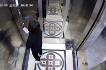 엘리베이터에 갇힌 여자.gif